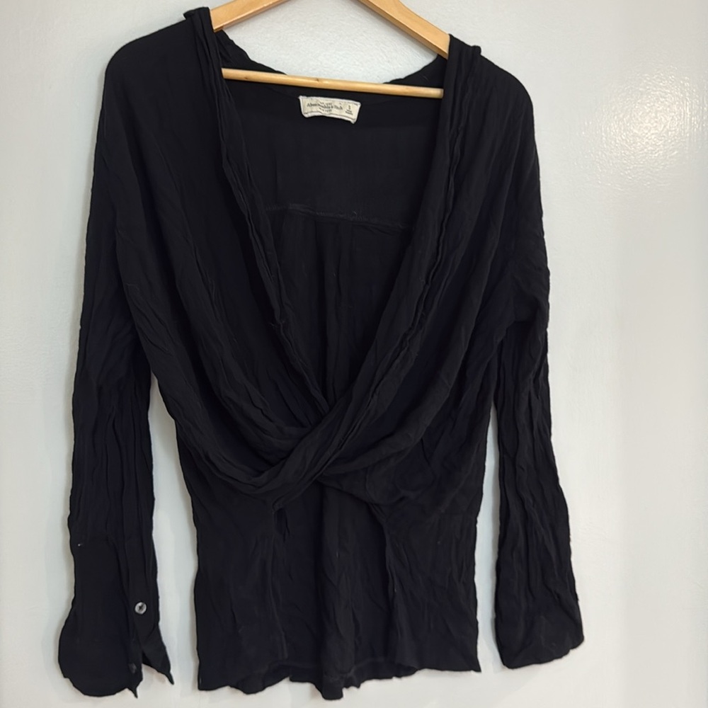 MOVING SALE Abercrombie and Fitch front twisted tie black flowy collared blouse